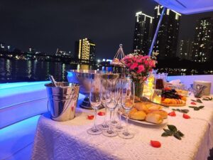 Du thuyền tiệc bạn bè giá?